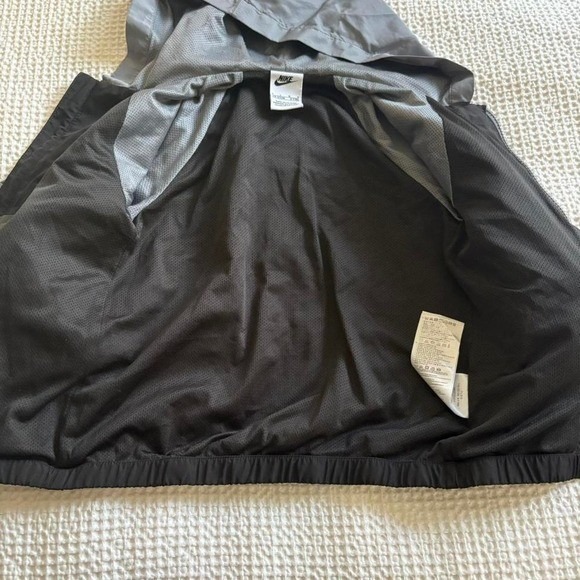 Boys Nike Windbreaker Jacket, Size 6-7, Gray and Black, Activewear Winter - Picture 4 of 7